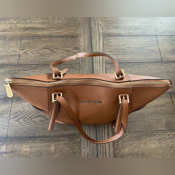 Tan Michael Kors Totebag - Picture 7 of 11